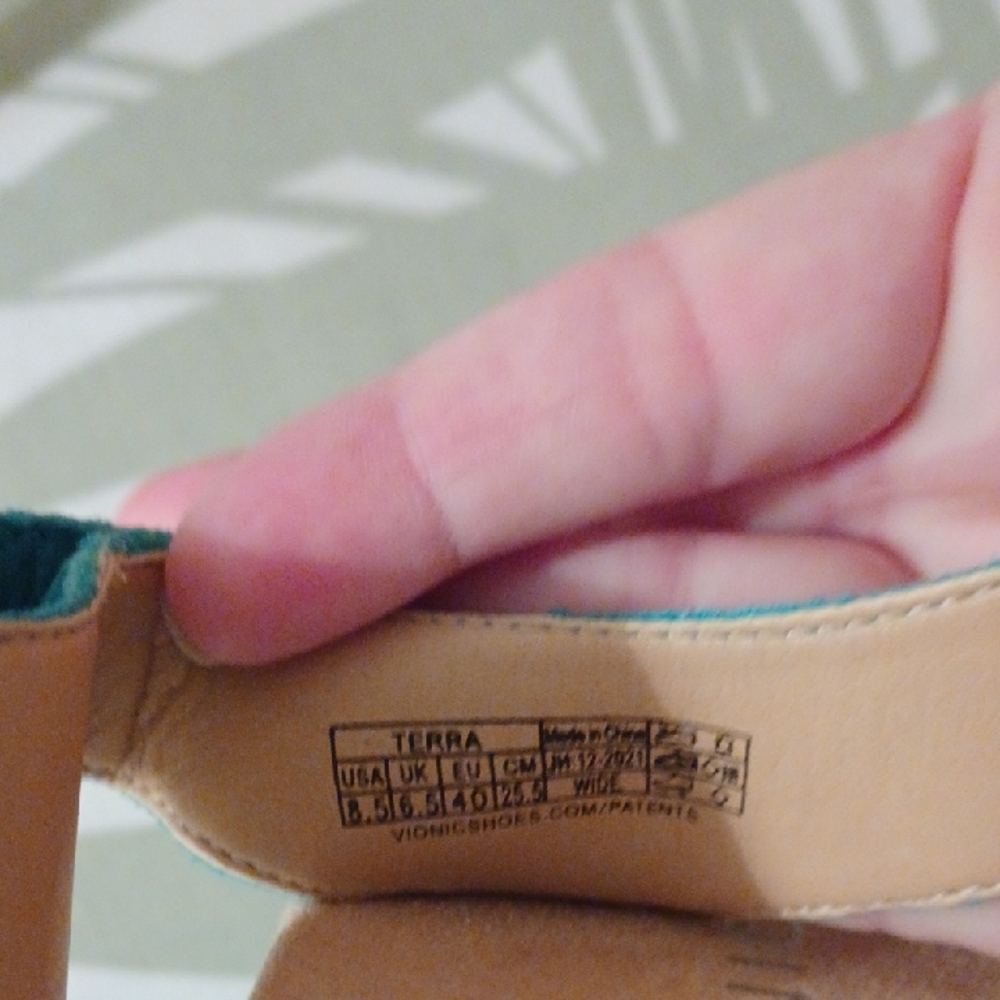 Vionic Aqua Sandals with Beige Lining - Picture 4 of 5